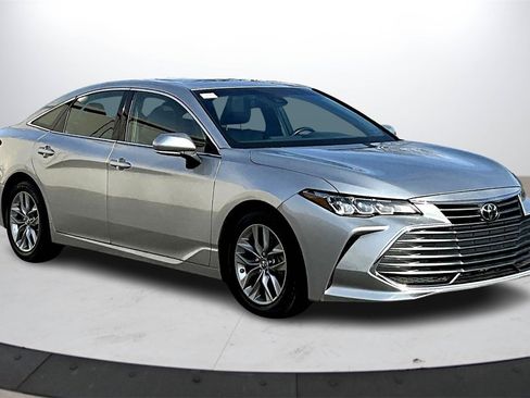 Used 2019 Toyota Avalon XLE image 2