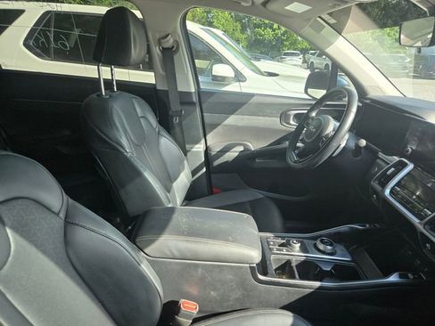 Used 2022 Kia Sorento EX w/ Panoramic Sunroof Package FWD image 4