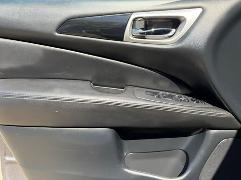 Used 2019 Nissan Pathfinder S image 9