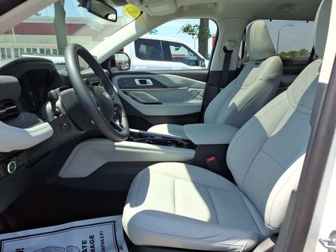 Used 2025 Ford Explorer Platinum w/ LUX Leather Package AWD/4WD image 16
