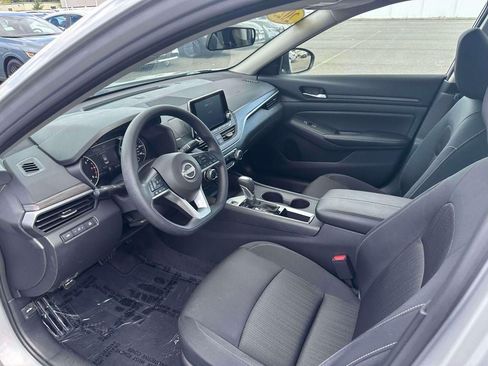 Used 2025 Nissan Altima 2.5 SV FWD image 14
