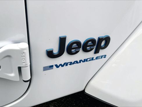 Used 2024 Jeep Wrangler Unlimited w/ Convenience Group AWD/4WD image 26