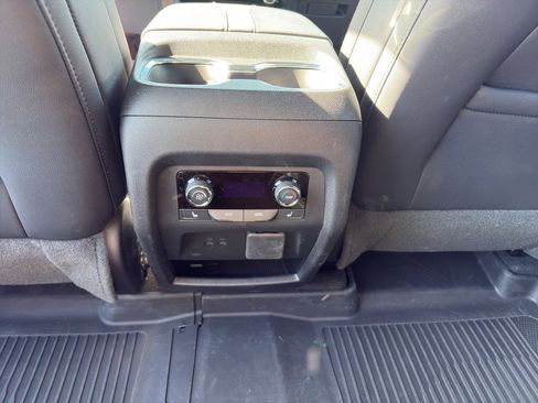 Used 2025 Chevrolet Traverse RS AWD/4WD image 21