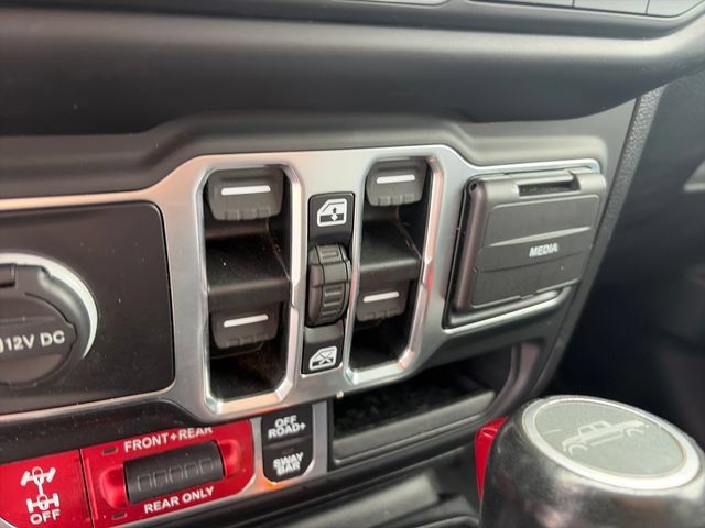 Used 2021 Jeep Gladiator Rubicon w/ Cold Weather Group AWD/4WD image 11