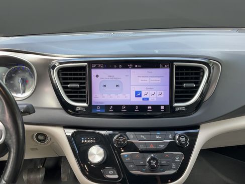Used 2021 Chrysler Pacifica Touring-L FWD image 22