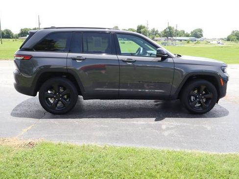 Used 2024 Jeep Grand Cherokee Altitude AWD/4WD image 3