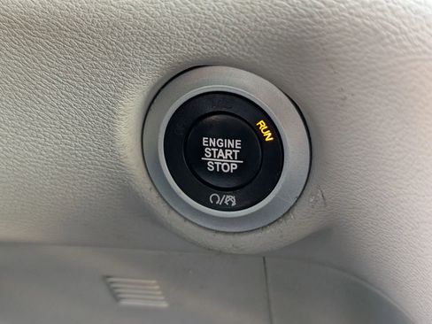 Used 2017 Chrysler Pacifica Touring-L w/ Tire & Wheel Group image 12