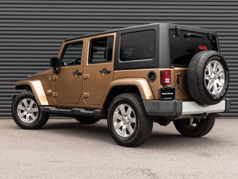 Used 2015 Jeep Wrangler Unlimited Sahara w/ Connectivity Group AWD/4WD image 3