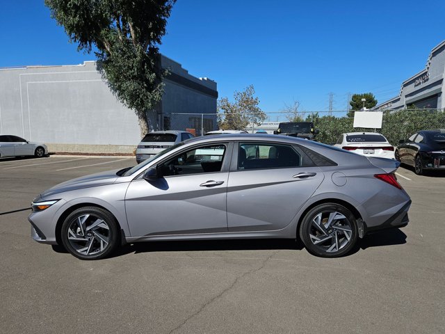 Used 2025 Hyundai Elantra SEL FWD image 8