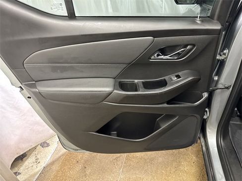 Used 2023 Chevrolet Traverse LT image 24