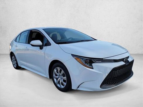 Used 2022 Toyota Corolla LE FWD image 3
