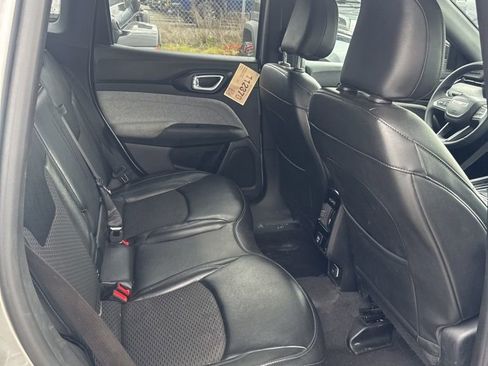 Used 2023 Jeep Compass Latitude image 11