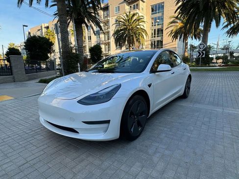 Used 2023 Tesla Model 3 Standard Range image 3