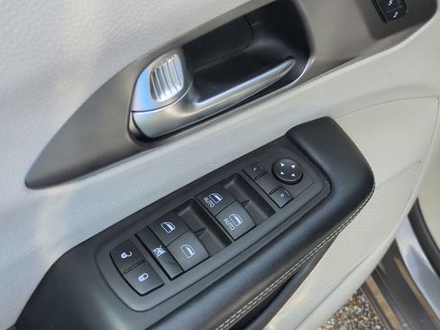 Used 2022 Chrysler Pacifica Touring-L FWD image 13