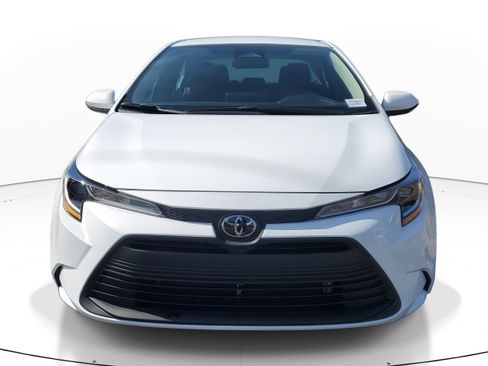 Used 2025 Toyota Corolla LE image 2