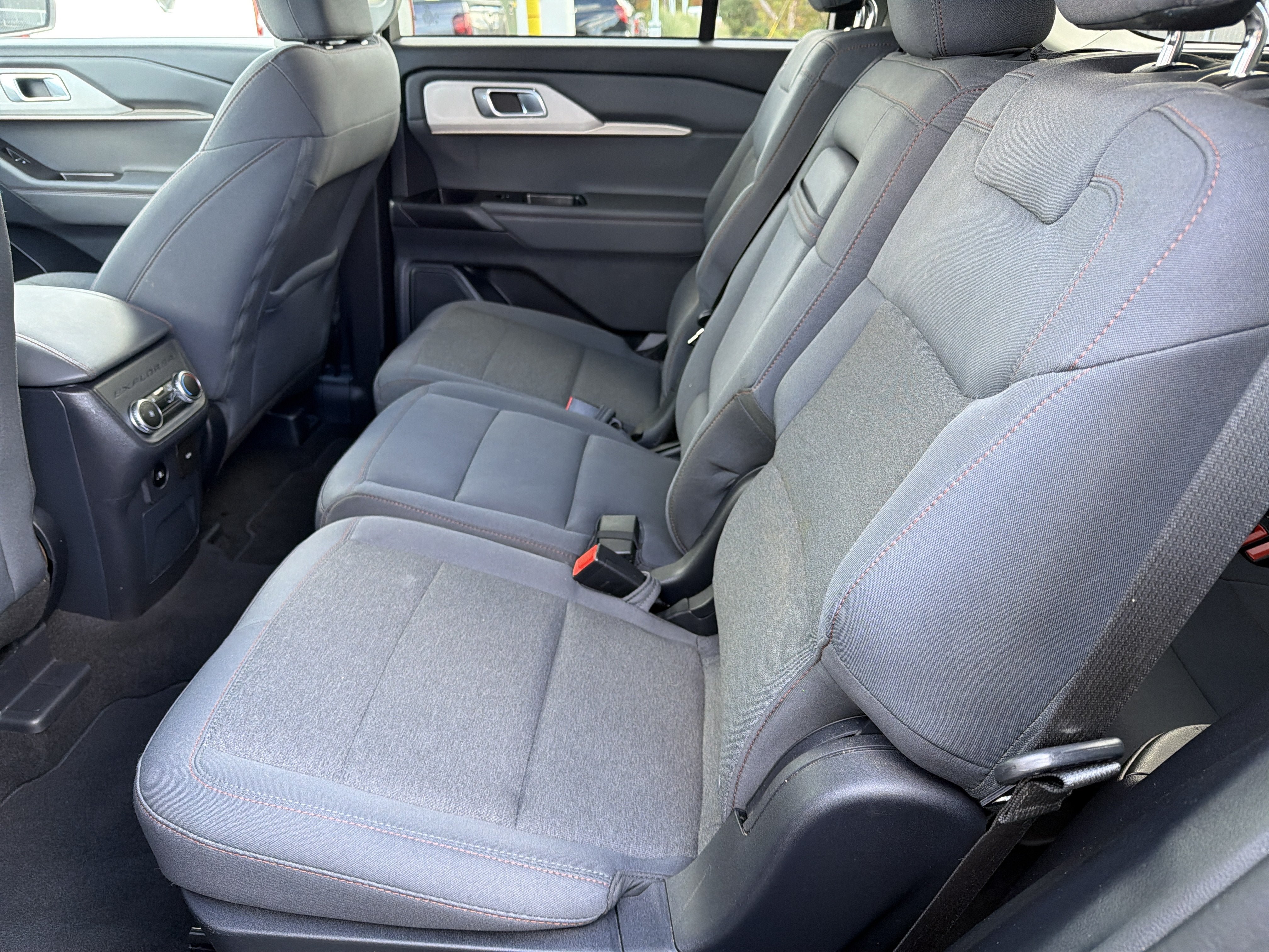 Used 2025 Ford Explorer Active AWD/4WD image 23