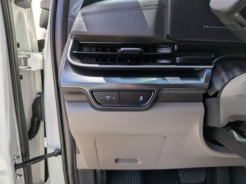Used 2025 Kia Carnival FWD image 27