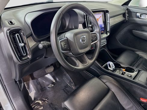 Used 2023 Volvo XC40 B5 Plus image 23