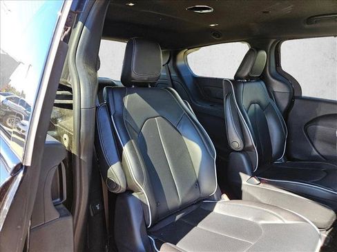 Used 2021 Chrysler Pacifica Limited w/ Uconnect Theater Family Group image 22