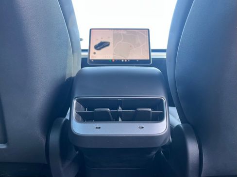 Used 2022 Tesla Model 3 Standard Range image 17