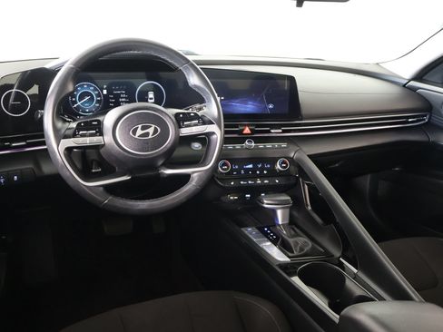 Used 2025 Hyundai Elantra SEL FWD image 2