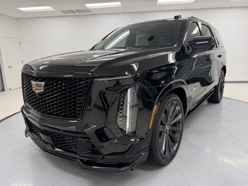 Used 2025 Cadillac Escalade V image 3