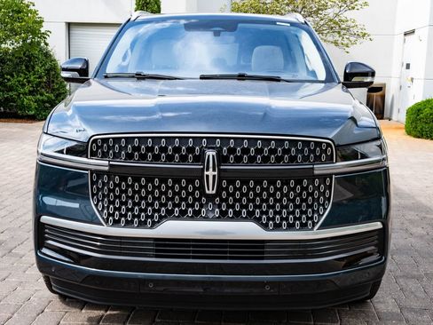 Used 2025 Lincoln Navigator Reserve AWD/4WD image 2