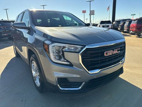 Used 2024 GMC Terrain SLE image 3
