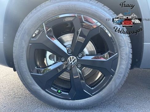 New 2025 Volkswagen Taos SE image 9