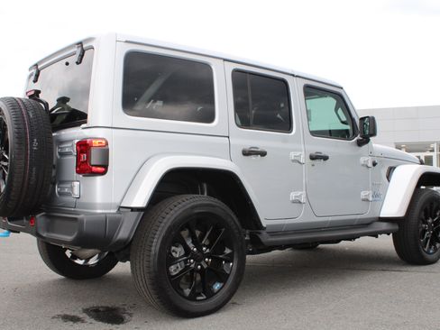Used 2023 Jeep Wrangler Unlimited Sahara w/ Cold Weather Group AWD/4WD image 7
