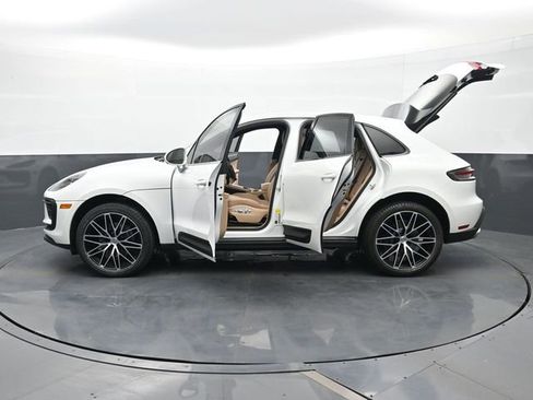 Certified 2025 Porsche Macan AWD/4WD image 30