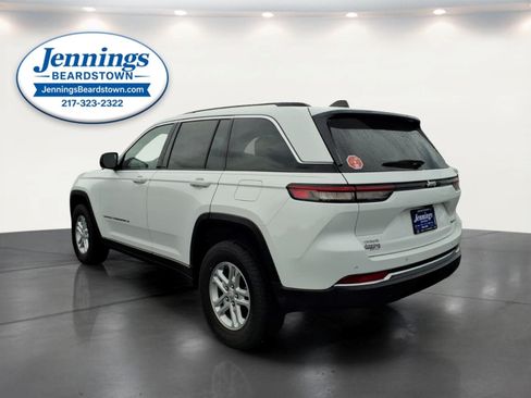 Used 2023 Jeep Grand Cherokee Laredo AWD/4WD image 3