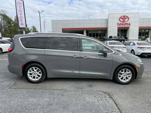 Used 2021 Chrysler Pacifica Touring-L image 2