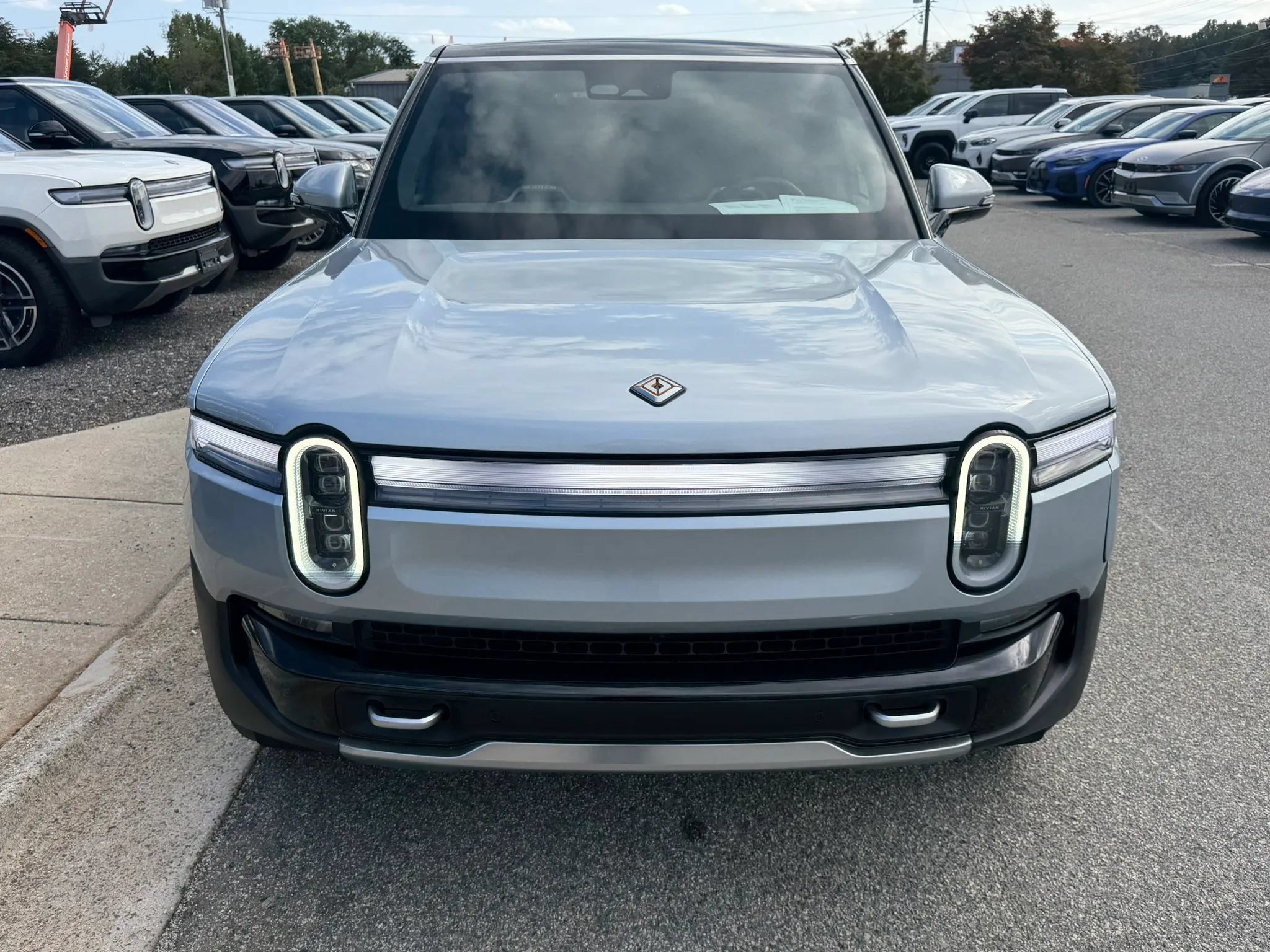 Used 2025 Rivian R1S Adventure Dual AWD/4WD image 29