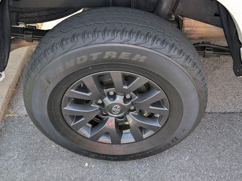 Used 2020 Toyota Tacoma SR5 RWD image 11