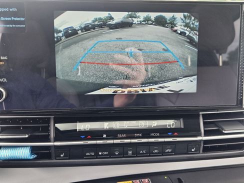 Certified 2025 Toyota Sienna XLE FWD image 21