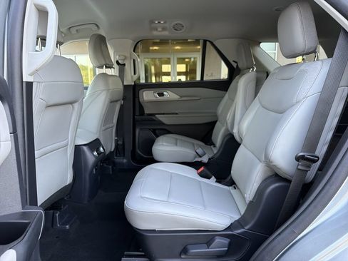 Used 2025 Ford Explorer Active w/ Active Comfort Package RWD image 19