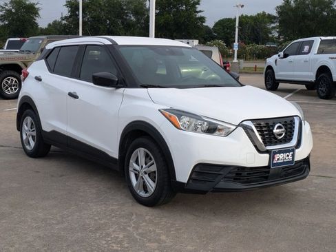 Used 2020 Nissan Kicks S image 3