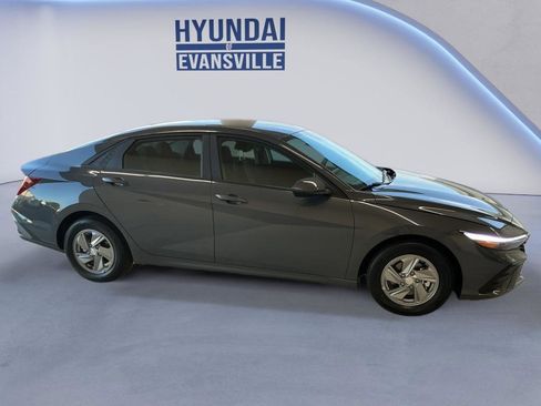 New 2026 Hyundai Elantra SE FWD image 4