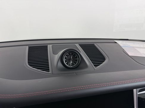 Certified 2026 Porsche Macan AWD/4WD image 23