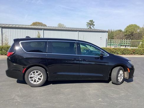 Used 2024 Chrysler Pacifica Touring-L FWD image 5