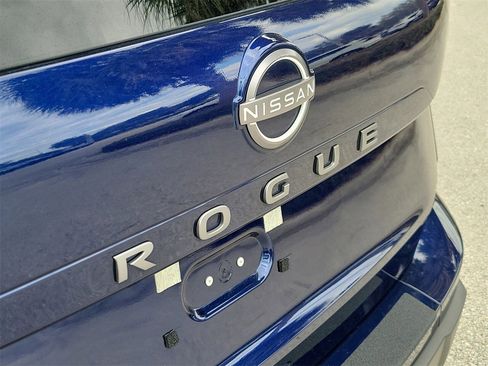 Used 2025 Nissan Rogue SV image 6