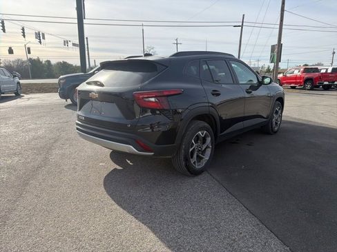 Used 2025 Chevrolet Trax LT w/ LT Convenience Package image 6