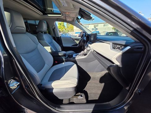 Used 2020 Toyota RAV4 XLE Premium image 16