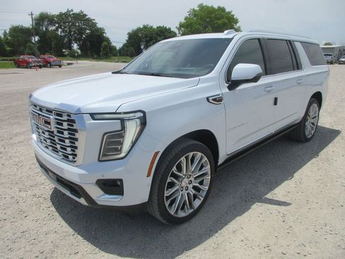 New 2026 GMC Yukon XL Denali w/ Denali Reserve Package AWD/4WD image 9