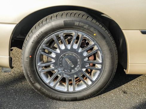 Used 2008 Lincoln Town Car Signature Limited image 11