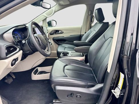 Used 2024 Chrysler Pacifica Touring-L image 25