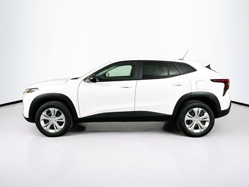 Used 2025 Chevrolet Trax LS image 4