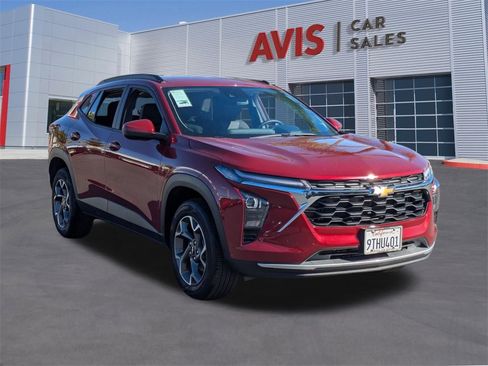 Used 2025 Chevrolet Trax LT w/ LT Convenience Package image 3