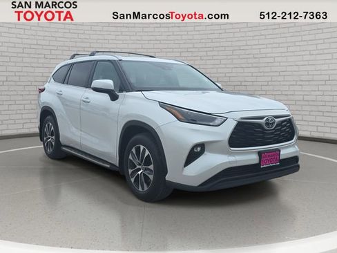 Used 2023 Toyota Highlander XLE FWD image 3